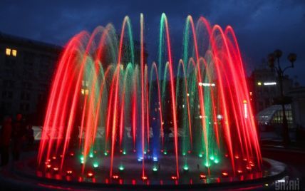 Захоплені користувачі соцмереж опублікували відео яскравого запуску фонтанів на Майдані