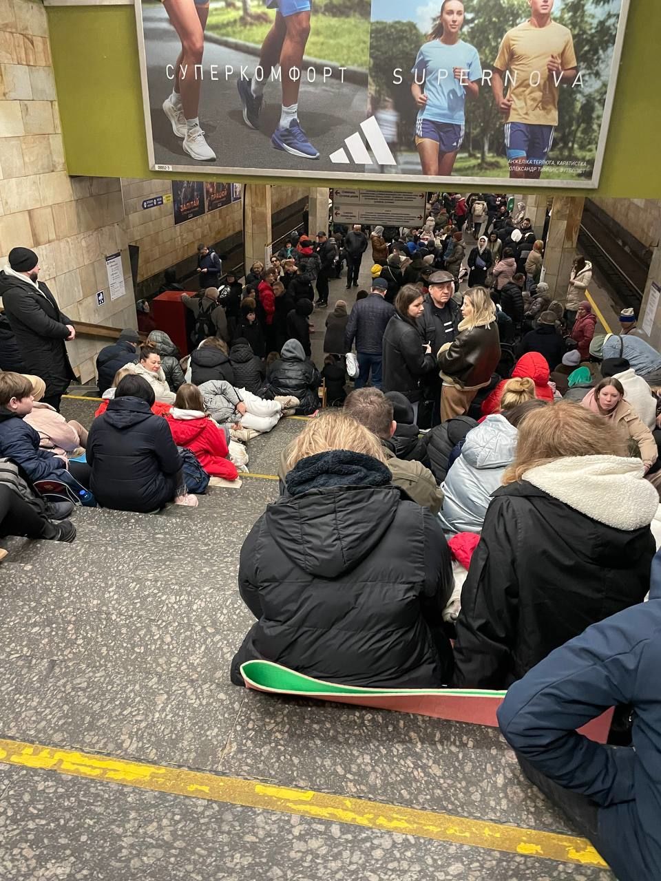 Люди ховаються у метро під час ракетної атаки на столицю / Фото з соцмереж / © ТСН.ua