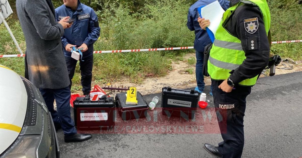 Правоохоронці на місці нападу на автомобіль Шефіра.