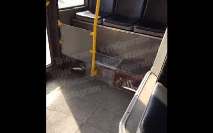 "Вентиляция в полу": по Киеву курсирует троллейбус №27 с дырами, прикрытыми сеткой (появилось видео)
