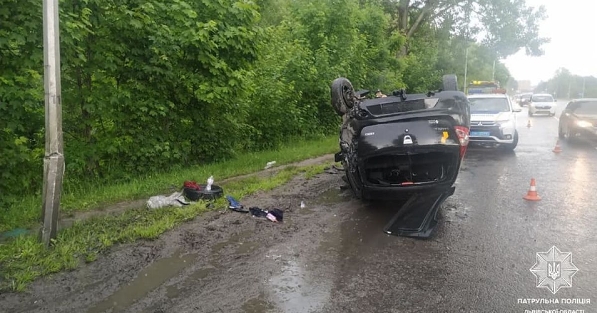 Во Львове 23-летний водитель под наркотиками влетел в столб и перевернулся на крышу: фото