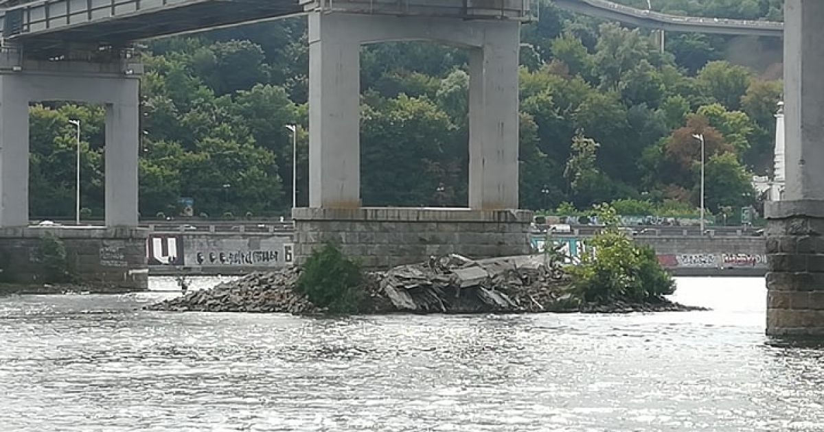 "Втомився". У Києві від пішохідного мосту на Труханів острів відпала частина