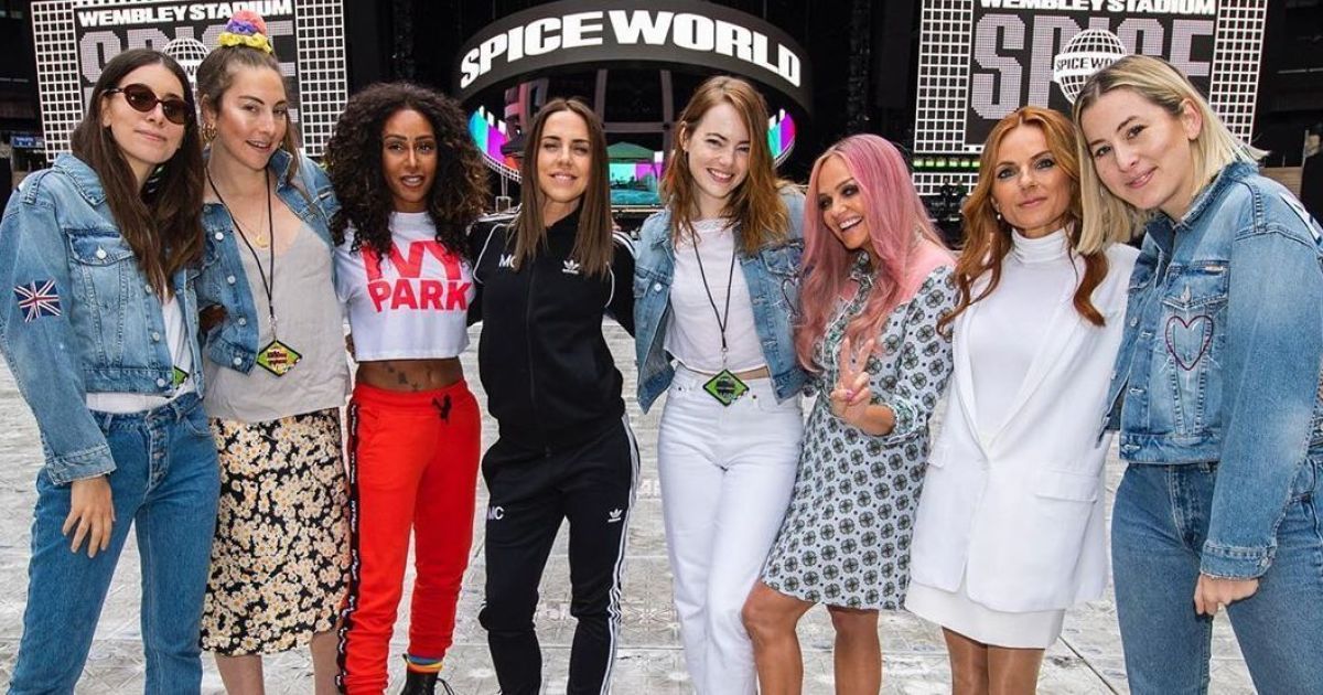Актриса Эмма Стоун упала во время концерта Spice Girls и сломала плечо