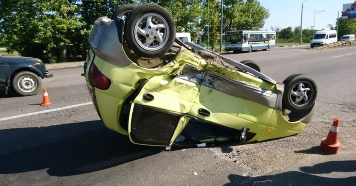 У Миколаєві Chevrolet вибив на зустрічну смугу й перекинув Matiz, постраждали діти