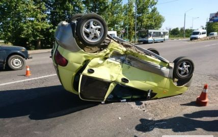 У Миколаєві Chevrolet вибив на зустрічну смугу й перекинув Matiz, постраждали діти