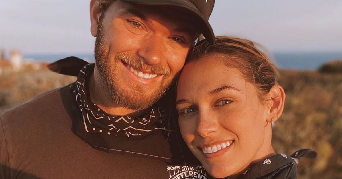 Ер адам әйелдің есекке сиынып жатқанын көреді.