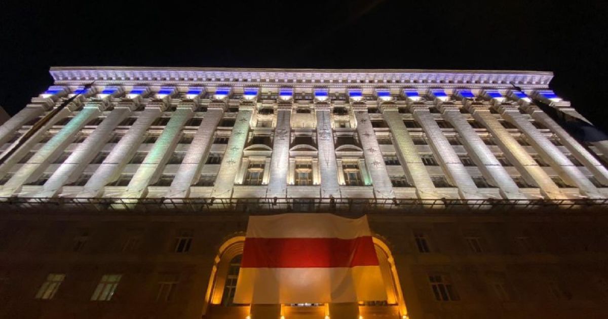 "Жыве Беларусь!": на будівлі Київради з'явився прапор білоруських протестувальників