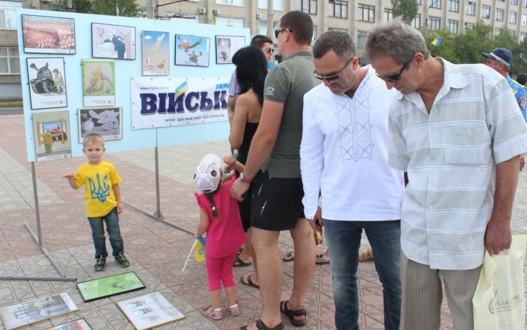 Выставку посещают сотни жителей Луганщины / © Facebook/пресс-центр штаба АТО