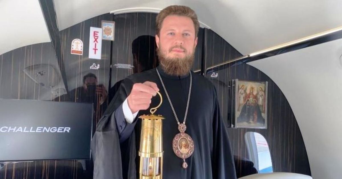 В Украину прибывает Благодатный огонь