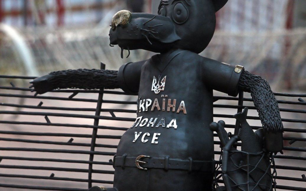 На улицах Киева поселились вальяжный "конь в пальто" и волк-патриот / © УНИАН
