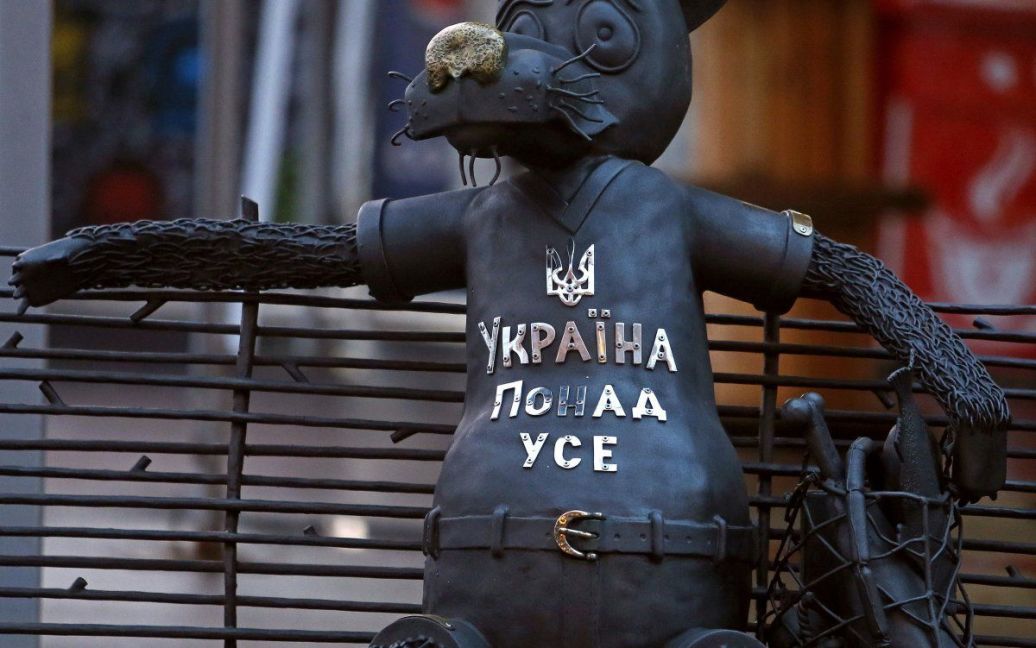 На улицах Киева поселились вальяжный "конь в пальто" и волк-патриот / © УНИАН