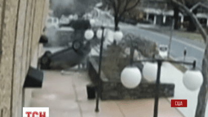 В США автомобиль выпал с четвертого этажа паркинга