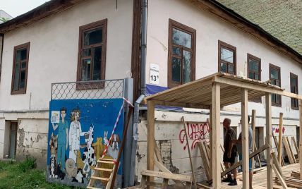 В Киеве один из старейших домов Подола обнесли забором: что известно