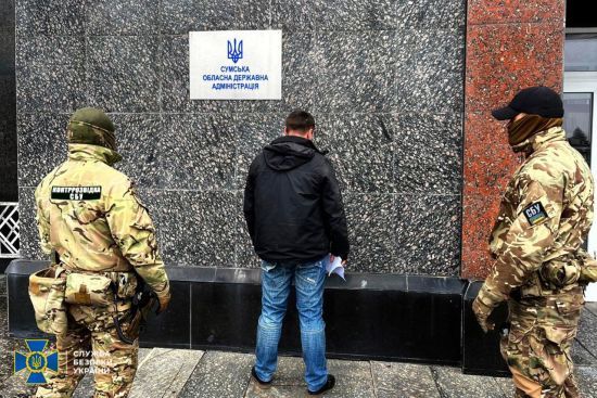 У Сумах викрили російського агента, якому ФСБ доручила шпигувати в ОВА (фото, відео)