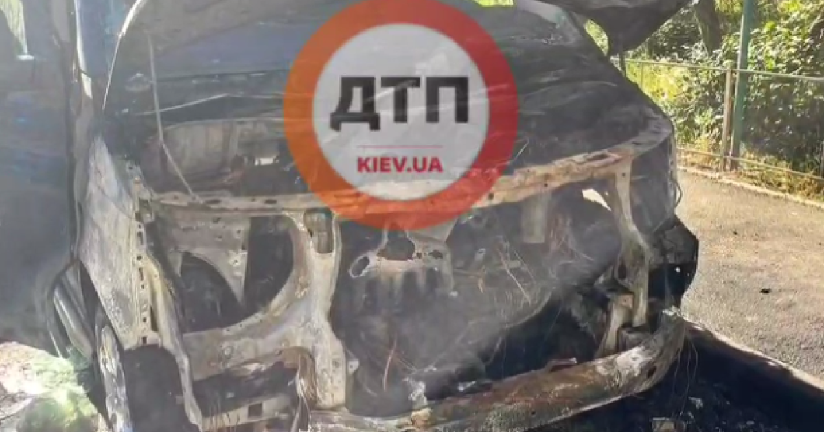 В Києві невідомі спалили автівку військового, який приїхав на лікування (відео)