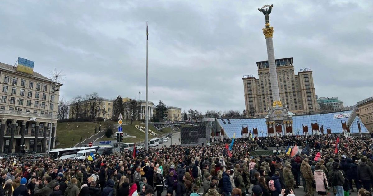 У Києві тисячі людей попрощалися із загиблим Героєм "Да Вінчі" (фото)