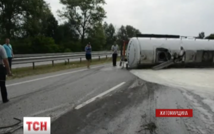 Трассу Киев-Чоп залило жидким мылом после ДТП с грузовиком
