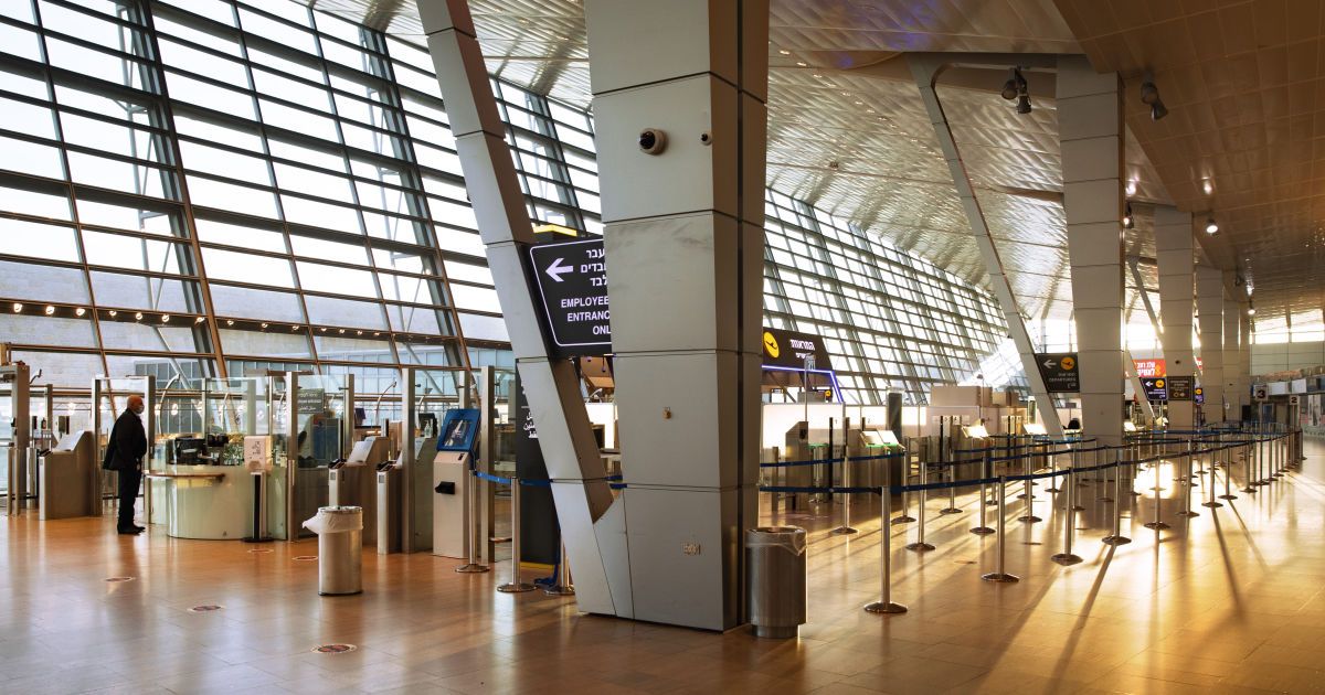 В Іспанії десятки людей втекли з літака після госпіталізації одного із пасажирів