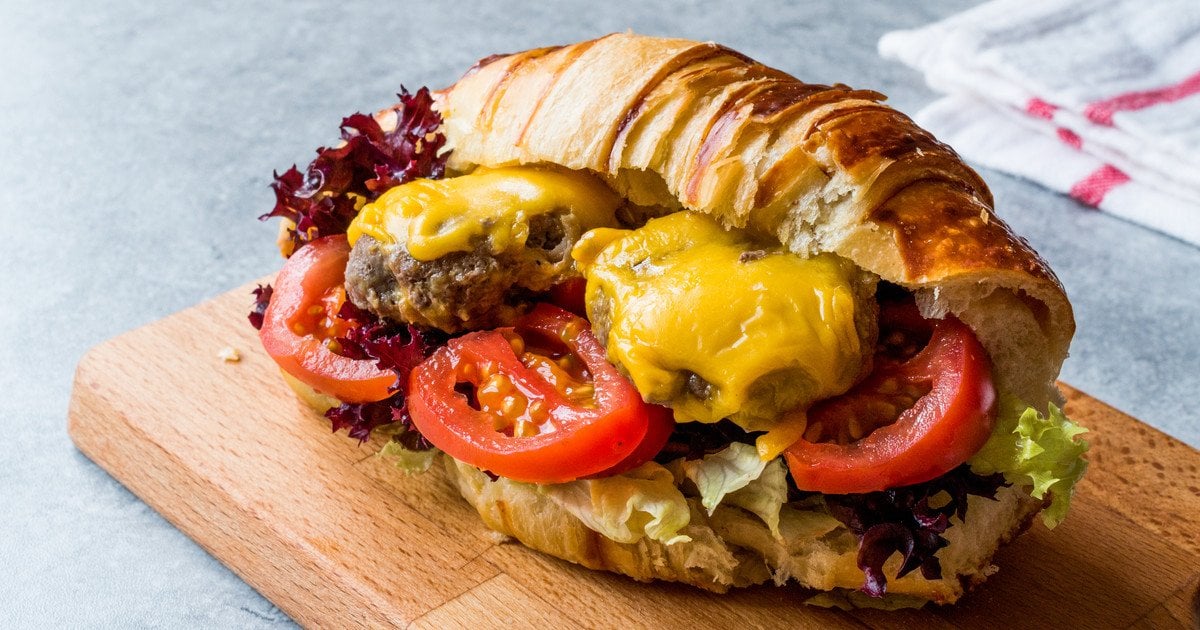 Круассан с куриной котлетой