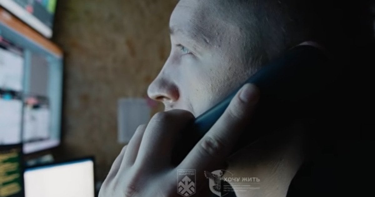 Украинский военный выводит россиян в плен