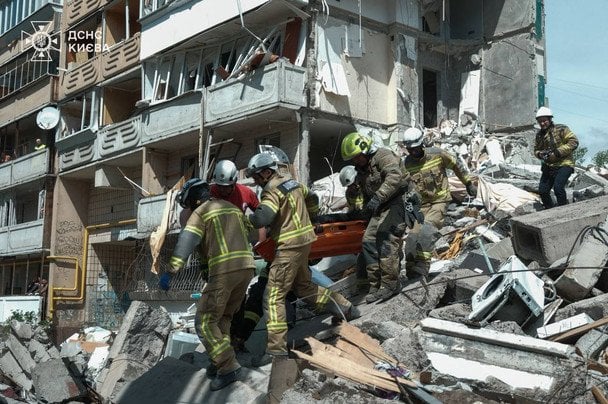 "Склався" під'їзд у Києві після удару РФ: кількість загиблих знову зросла (фото)