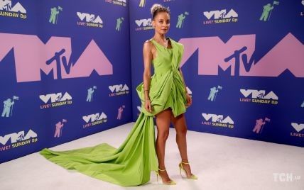 Підкреслила стрункі ноги: Ніколь Річі у сукні з драпуванням з'явилася на музичній премії