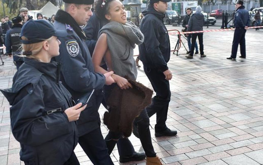 Под парламентом задержали девушек из Femen / © facebook.com/Богдан Бортаков