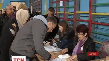 В Україні підраховують голоси, які віддали люди на місцевих виборах