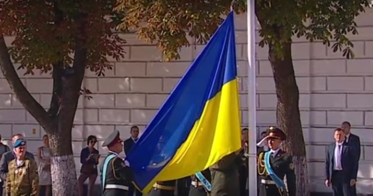 На Софиевский площади состоялась церемония торжественного поднятия флага