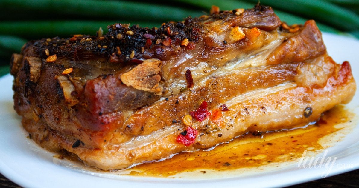 Свиняча грудинка, запечена