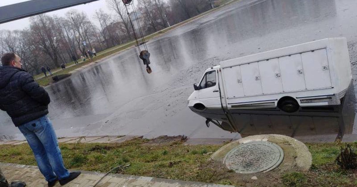 В Моршине водитель микроавтобуса влетел в озеро: фото