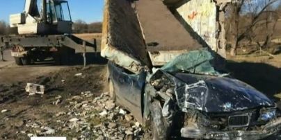 На Дніпропетровщині 16-річна дівчина на BMW знищила автобусну зупинку