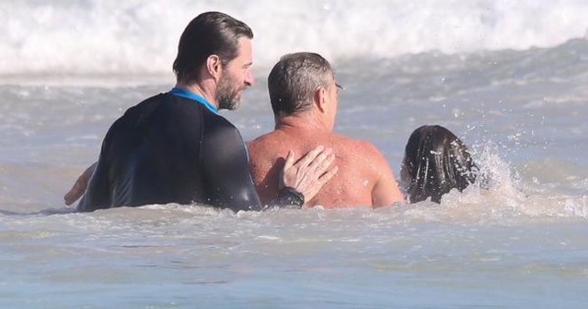 Х'ю Джекман рятує серфінгістів / © Twitter/HughJackMania Club