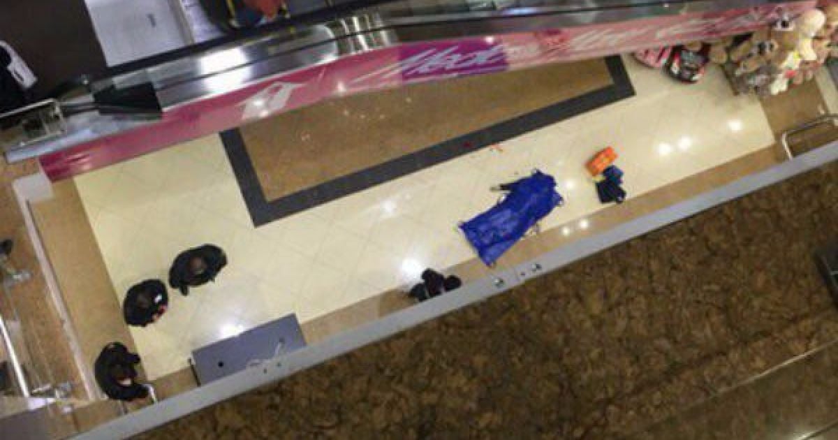 В России пьяный десантник сорвался с третьего этажа торгового центра