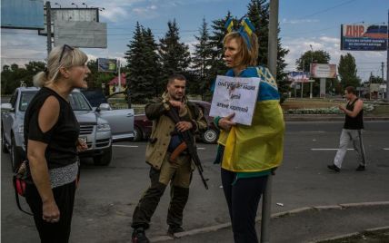 Прив'язана до "стовпа ганьби" в Донецьку волонтерка стала народним героєм України