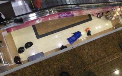 В России пьяный десантник сорвался с третьего этажа торгового центра