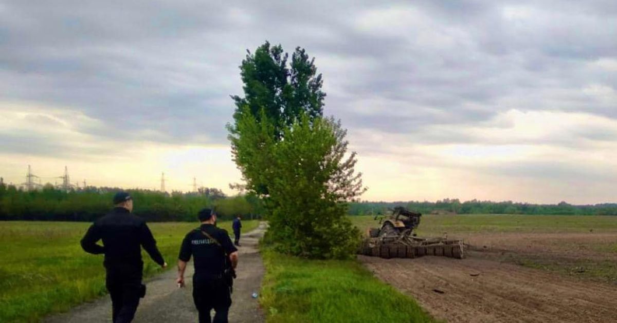 В Киевской области водитель трактора взорвался на мине российских оккупантов — фото