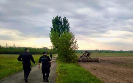 На Київщині водій трактора підірвався на міні російських окупантів – фото