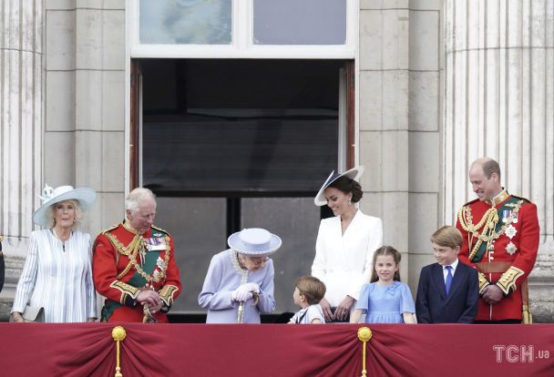 Маленький озорник: принц Луи приковал к себе все внимание на параде в честь королевы Елизаветы II 4