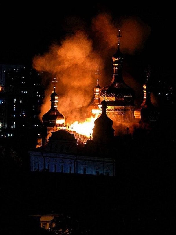 Лавра у вогні / © Андрій Сибіга