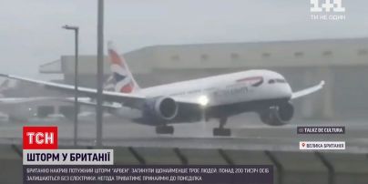 Новости мира: в Великобритании бурлит шторм, ветер сносит крыши из зданий и рвет электропровода