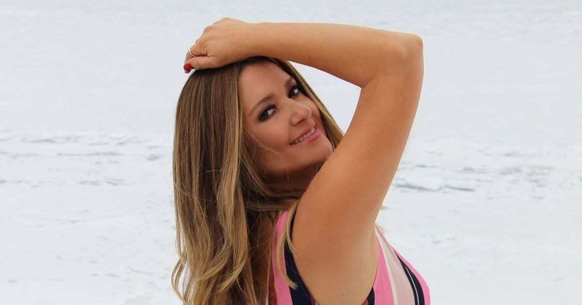 Наталья Могилевская в полосатом монокини похвасталась стройными ногами на снегу