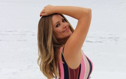 Наталья Могилевская в полосатом монокини похвасталась стройными ногами на снегу