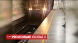 Двух подростков, которые на станции столичного метро спрыгнули на рельсы перед поездом, разыскивает полиция