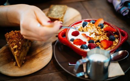 Найкращі продукти, які спалюють жир на животі: дієтологи радять вживати їх під час сніданку