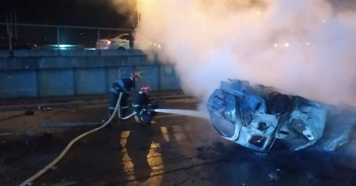 В Киеве авто врезалось в бетонный столб, опрокинулось и загорелось: есть погибший и четверо раненых