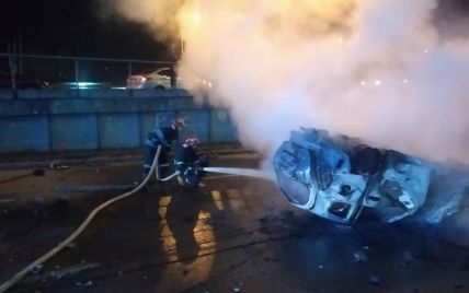 В Киеве авто врезалось в бетонный столб, опрокинулось и загорелось: есть погибший и четверо раненых