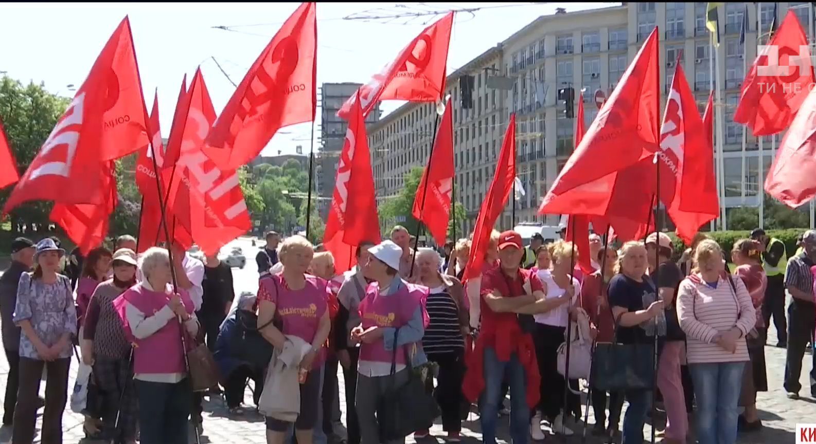 Сотні людей пройшлись маршем у центрі Києва з нагоди Дня праці