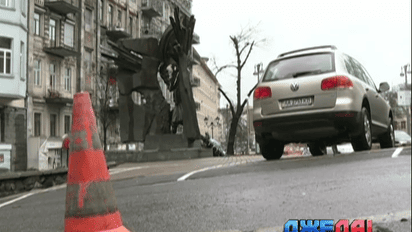 В Киеве дорогие машины паркуют на мемориале Чорновола