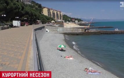 Пустые пляжи и критика от россиян: в Крыму в разгар курортного сезона вспоминают об Украине